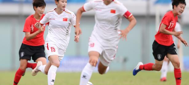 中国女足球员在国内比赛中赢得赞誉