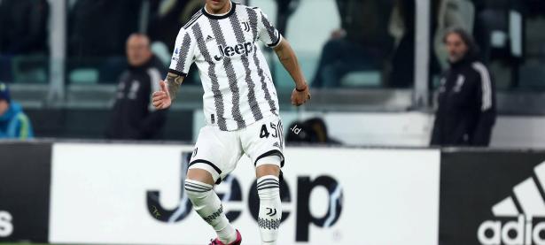 包含尤文老将宣布退役，足坛传奇谢幕的词条