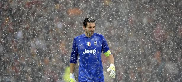 Ming遭遇十五持续失利，雄鹿教练压力巨大！赛场气氛高涨