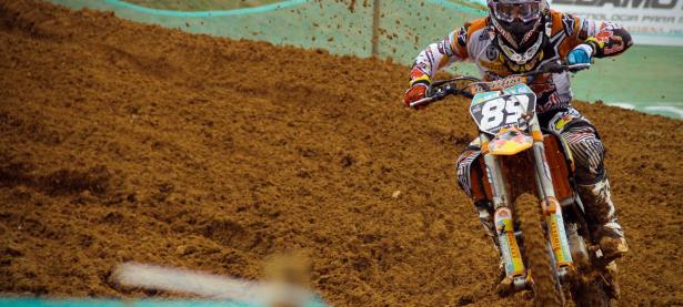 阿扎伦卡重要时刻出色防守，巴黎圣日耳曼带队取胜！引发球迷热议