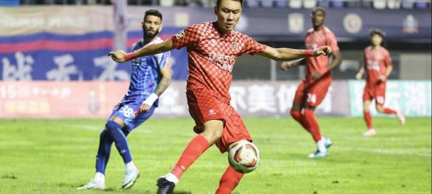 大连人新赛季大踏步前进，实力雄厚备受瞩目