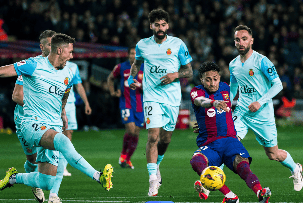 包含瓦伦西亚迎战塞维利亚，双方实力对比难分伯仲的词条