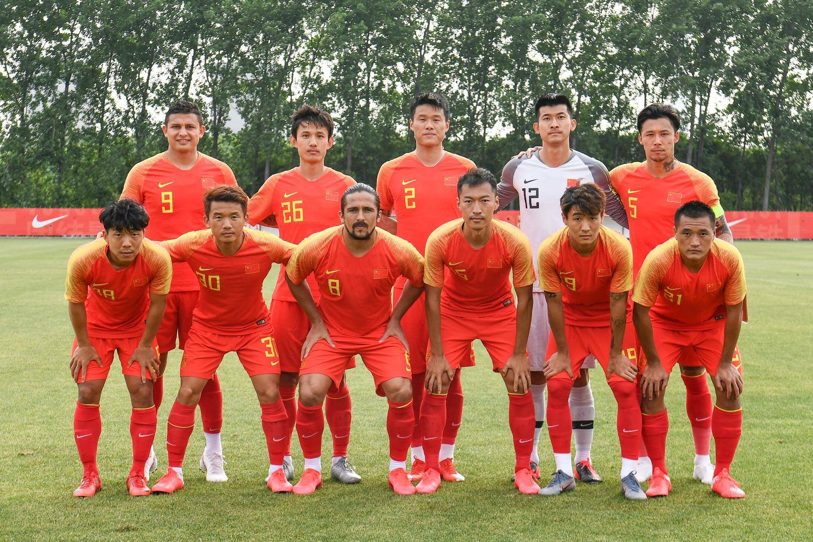 一场比赛中球队展现出团结一心的气势